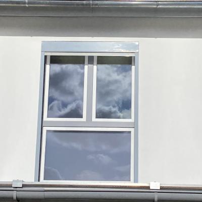 Zweifarbiges Kunststoff-Fenster mit integriertem Rollladen