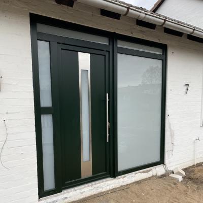 Kunststoff-Haustür mit Fensterelement