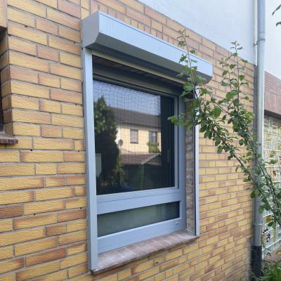 Kunststoff-Fenster mit vorgesetztem Rollladen