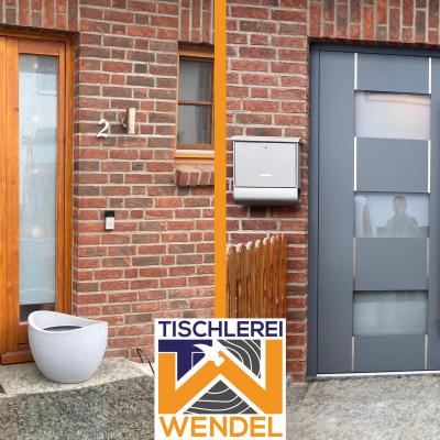 Vorher-Nachher: Alte Holztür mit Glaselemente gegen moderne Alu-Kunststoff-Tür getauscht