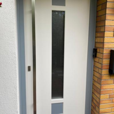 Moderne Kunststofftür mit Glaseinsätzen