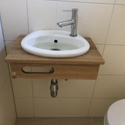 Gäste-Waschtisch mit Handtuchhalter