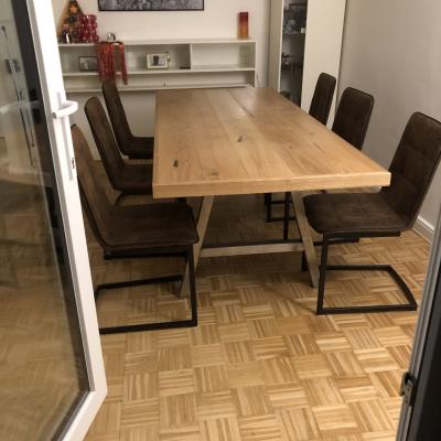 Esstisch mit Massivholzplatte und Eisengestell