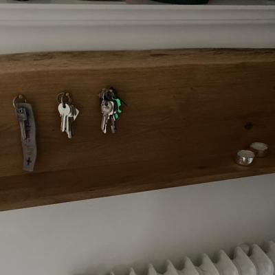 Schlüsselbrett mit Ablage aus Echtholz