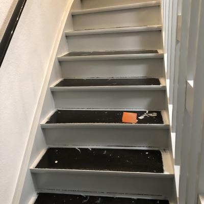 VORHER - Alte Holztreppe für den neuen Treppenbelag vorbereitet