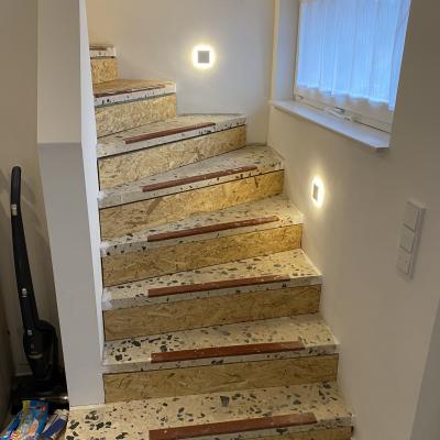 VORHER - Alte Treppe mit Steinstufen mit OSB verkleidet und vorbereitet