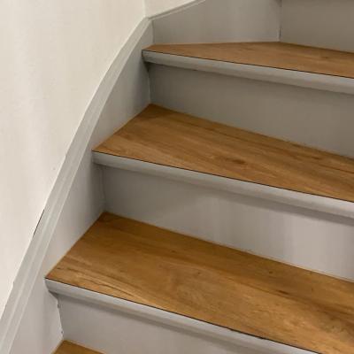 NACHHER - Alte Holztreppe mit neuem Treppenbelag versehen