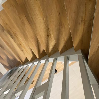 NACHHER - Alte Holztreppe mit neuem Treppenbelag versehen